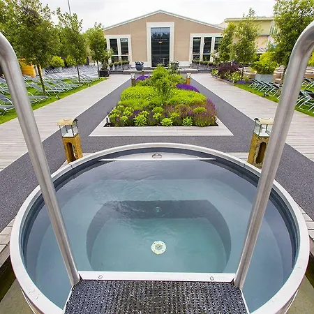 & Wellness Zuiver מלון
